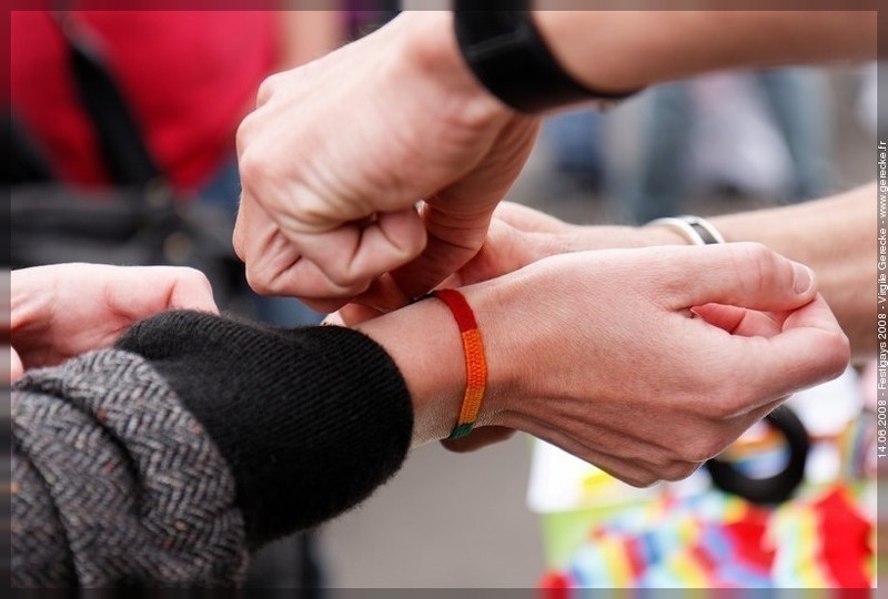 Un participant reçoit un bracelet